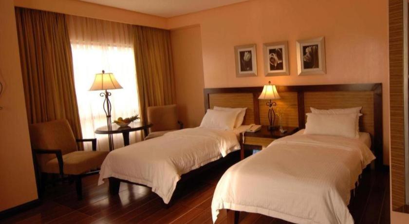 Planta Centro Bacolod Hotel & Residences Dış mekan fotoğraf